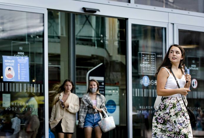 Winkelend publiek met en zonder mondkapjes bij winkelcentrum Hoog Catharijne in Utrecht. Het Nederlandse kabinet is van plan de mondkapjesplicht vanaf 26 juni deels te schrappen.