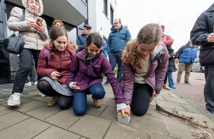 Yael Hartuv, Tamar Kopler en Shira Maman, kleinkinderen van familieleden van nazislachtoffer en oud-Enschedeër Karl Gumprich, plaatsen de Stolperstein in de Getfertweg.