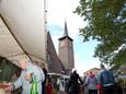 De Kerkenmarkt in en om de Kruiskerk in Eerbeek in 2012. 2.000 mensen kwamen af op de jaarlijkse Kerkenmarkt. In totaal bracht de markt destijds 12.000 euro op.