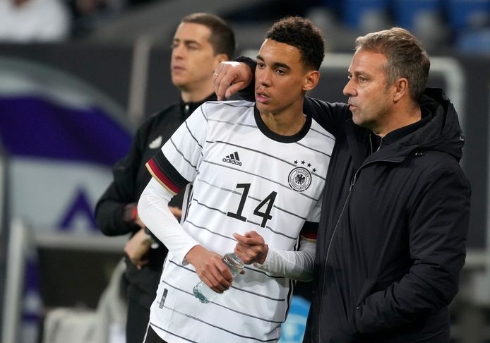 Hansi Flick geeft aanwijzingen aan Jamal Musiala.