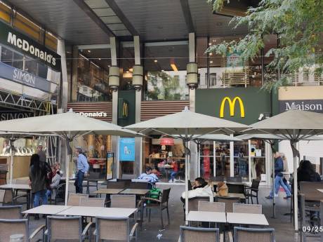 Hangjongeren spuiten met waterpistolen op klanten McDonald’s aan Keyserlei