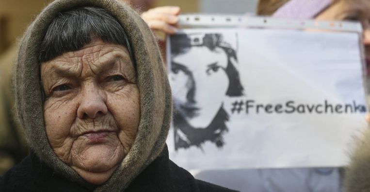 Foto van de moeder van Savchenko, bij een betoging voor de vrijlating van haar dochter. Beeld epa