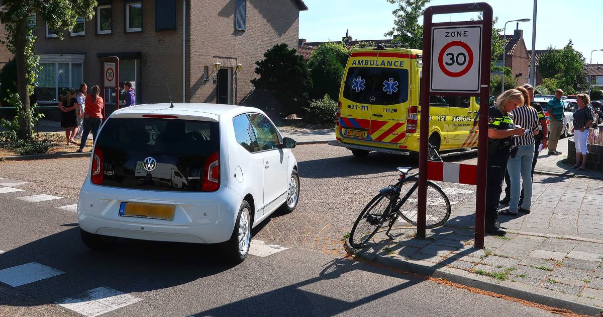 Fietser gewond naar ziekenhuis na botsing met auto in Oss.