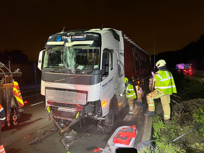 Een vrachtwagen ging vrijdagnacht door de middenberm en versperde urenlang minstens twee rijstroken.