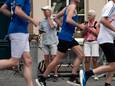Roparun-deelnemers gaan halverwege hun 500 kilometer door Zutphen: ‘Klappen mamma, klappen!’