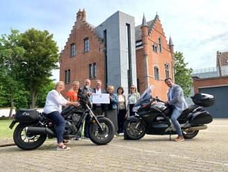 Foekes Motorvrienden Blankenberge overhandigen cheque aan Het Kinderpaleis
