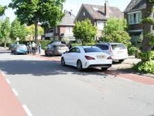 Drie auto’s botsen op elkaar op kruispunt in Deventer