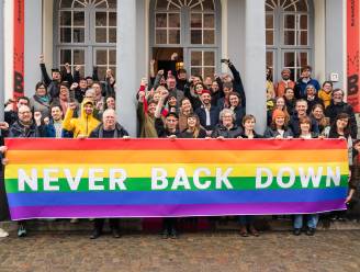 Musea Brugge ontrolt regenboogbanner aan Arentshuis als steun voor community die werkte aan ‘Queer was here’