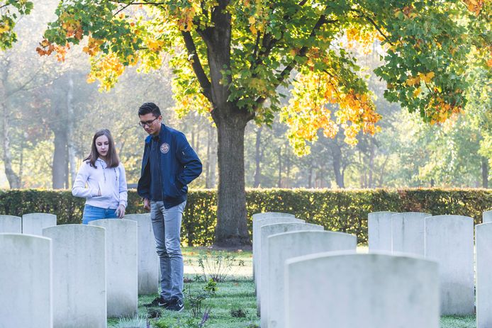 Leerlingen van het Mollerlyceum doen onderzoek naar de soldaten die begraven liggen op de Canadese begraafplaats. Op de foto: leerlingen Mike Corporaal (rechts) en Amber van den Broek bij het graf van Canadese soldaat J.M. Foster - The South Alberta Regiment.