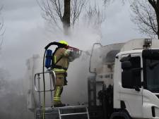 Vuilniswagen geladen met papier in brand in Graauw, brandweer heeft moeite met blussen