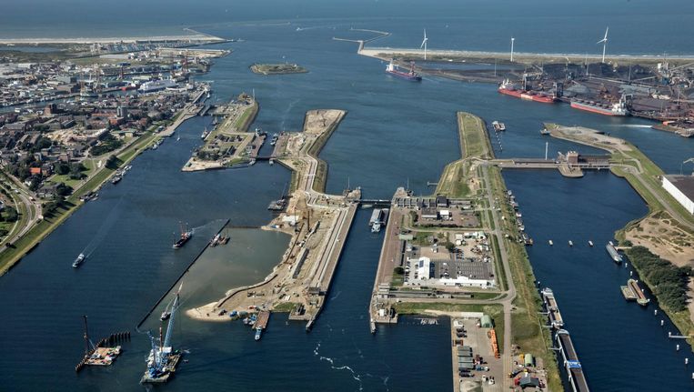 Luchtfoto van de zeesluizen bij IJmuiden met de nieuwe in aanbouw zijnde zeesluis. Op dit moment wordt gebouwd aan de grootste zeesluis ter wereld. Beeld anp