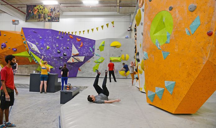 Cube Boulder bestaat tien jaar. Klimmen is het hipste alternatief voor de sportschool. Wat begon als kleine en knusse klimhal is uitgegroeid tot een ruime bouldergym.