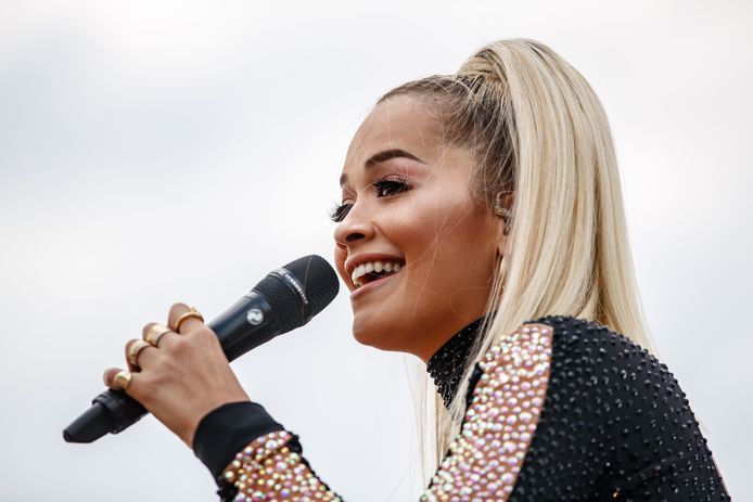 Rita Ora tijdens haar optreden op Koningsdag in Nederland op 27 april 2018.