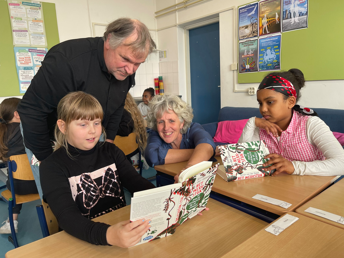Hans Spekman van het Jeugdeducatiefonds deelt boeken uit op basisschool Het Element in Middelburg. Het Jeugdeducatiefonds helpt om de ontwikkelingskansen van kinderen die opgroeien vanuit een achterstand te vergroten. Het fonds maakt onder meer ook gratis lunches mogelijk op scholen met veel leerlingen die daarmee te maken hebben.