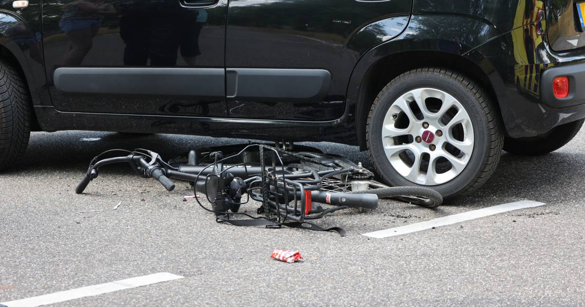 Tiener gewond door aanrijding in Oss, fiets komt onder auto terecht.