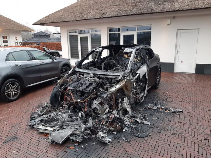 Op 6 december brandde aan de Malkenschoten deze Porsche volledig uit.