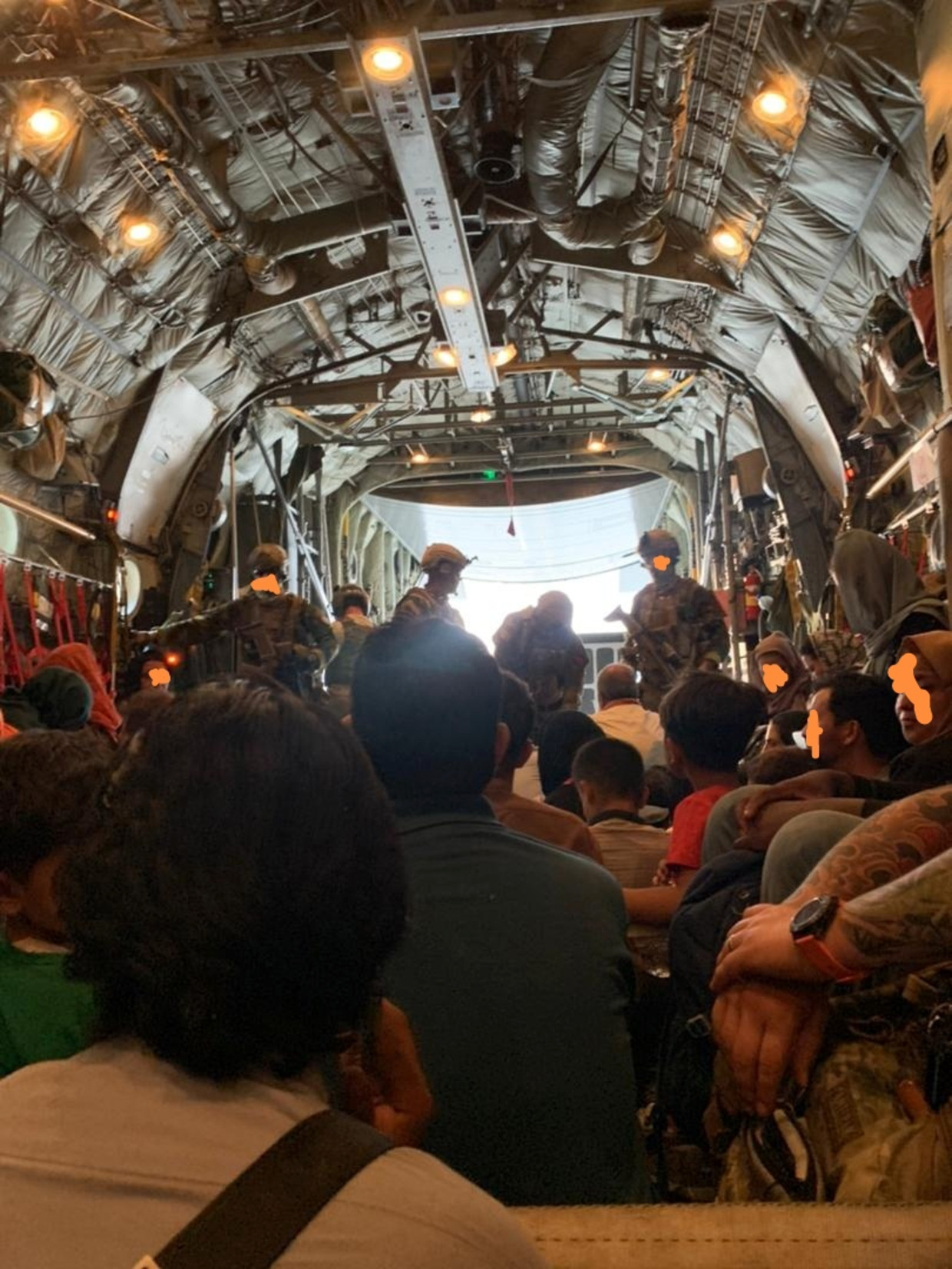 Foto vanuit het ruim van het evacuatievliegtuig Beeld  Tahmeena Sattari