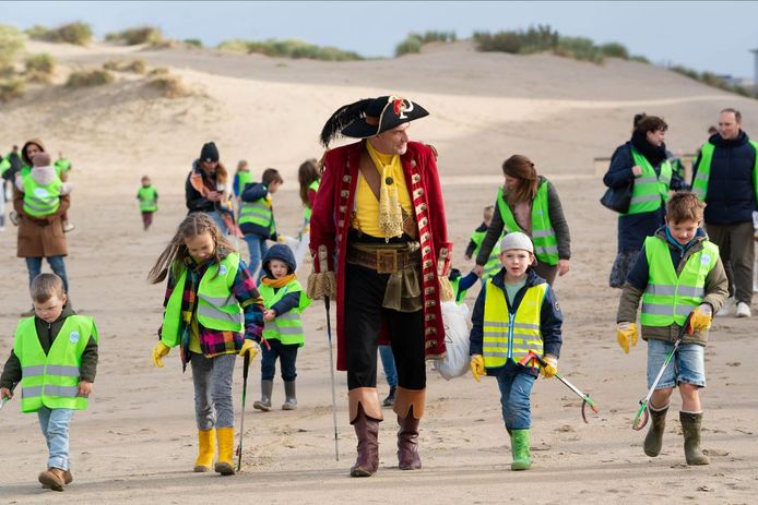 Piet Piraat maakt Koksijds strand schoon met kinderen “In mijn