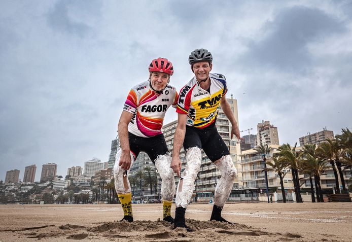 Bram van der Wal en Ferry Verheij houden wel van een geintje. Voor de foto hun benen scheren op een regenachtig strand van Benidorm is voor hen geen enkel probleem.