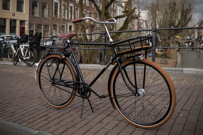 feit trog Het eens zijn met Juri's klassieke fiets uit 1956 is wéér gestolen, en dus staat hij weer  flyers uit te delen | Utrecht | AD.nl