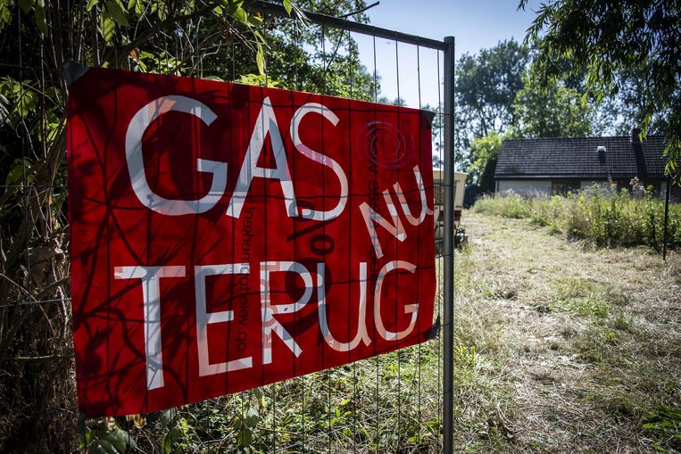 Actievoerders bouwen hun tent op in het actiekamp van Code Rood Groningen. Onder de noemer De Week van het Gronings Verzet voert Code Rood de hele week actie tegen de gaswinning in de provincie. Beeld ANP