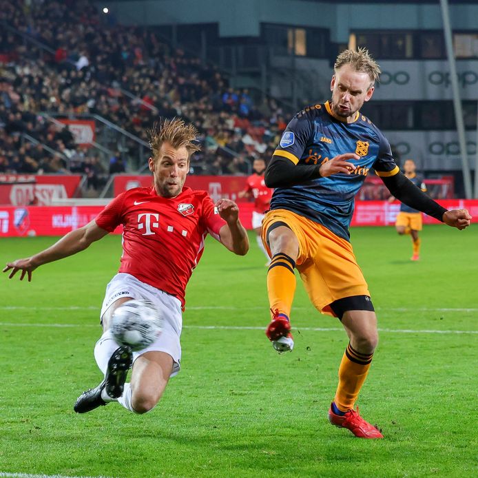 FC Utrecht - Heerenveen, afgelopen maand: Willem Janssen (l) probeert de bal te onderscheppen voordat Siem de Jong gevaarlijk wordt.