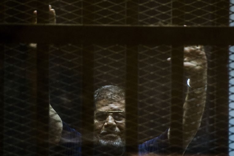 De voormalig president van Egypte, Mohammed Morsi tijdens zijn rechtszaak. Beeld afp