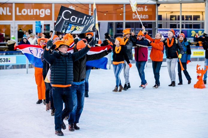 Dans van Carlijn Achtereekte lopen de polonaise op de Coolste Baan voor de huldiging van de olympische sporters.
