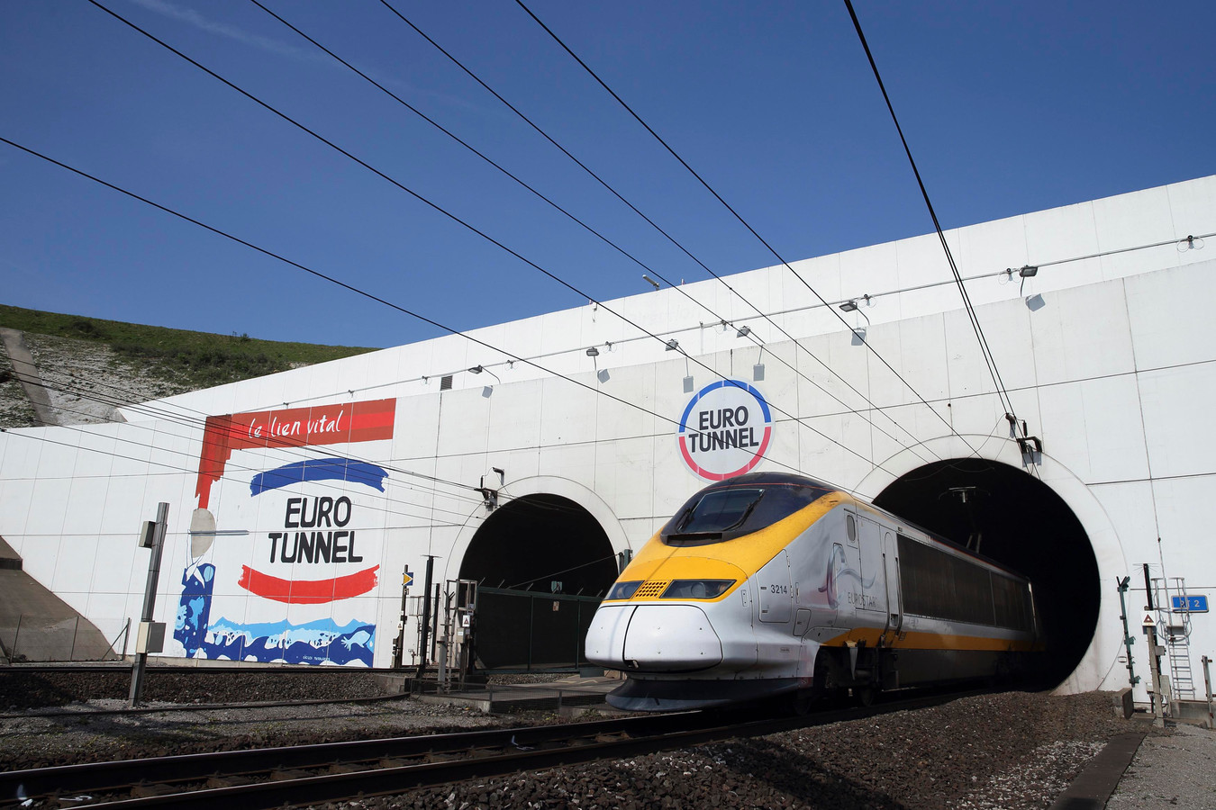 Channel tunnel between england and france