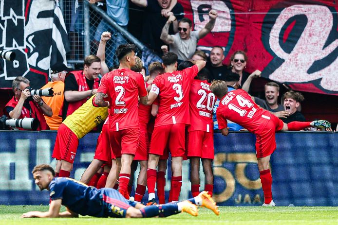 FC Twente viert feest.