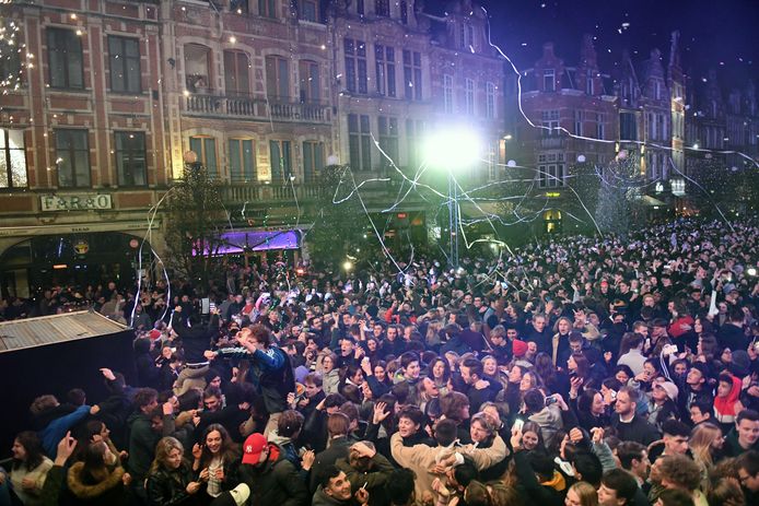 Zo viert Leuven in normale tijden de overgang van oud op nieuw op de Oude Markt in Leuven.