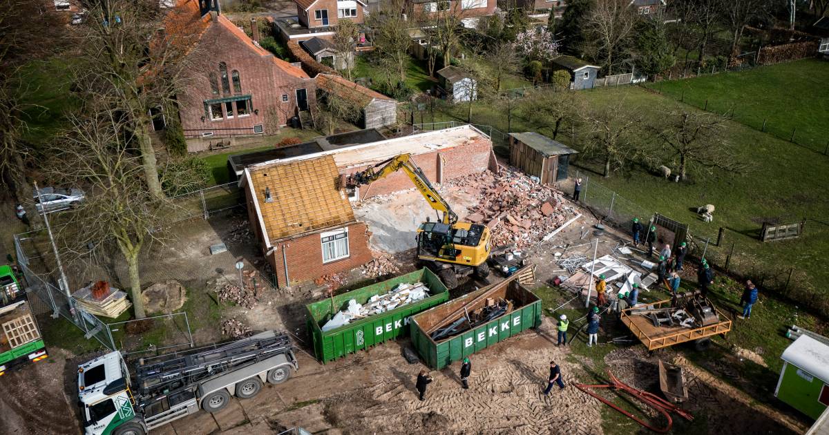 Een klap met het kraantje en weg is al een groot deel van het oude dorpshuis in Glane