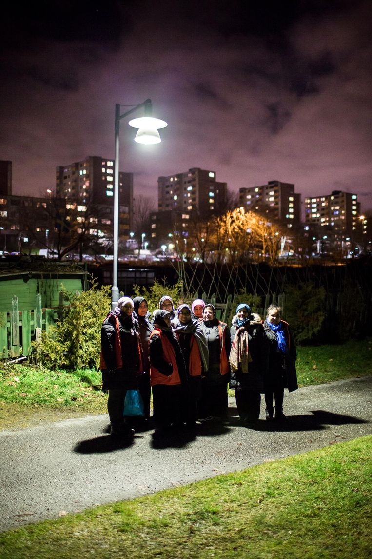 Turkse vrouwen van de groep 'Nattvandring' (nachtwandeling) in Fittja, een buitenwijk van Stockholm. Beeld Julius Schrank / de Volkskrant