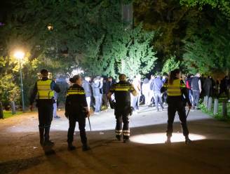 Viering van Koningsdag in Baarn loopt opnieuw uit de hand: jongeren gooien met stenen naar politie