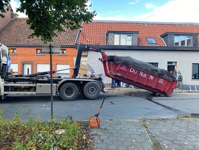 De container wordt weggehaald.