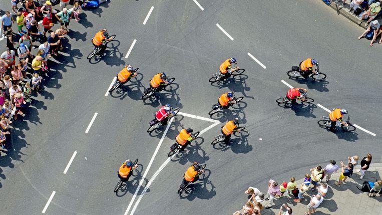 Actievoerende agenten op de Erasmusbrug voorafgaand aan de tweede etappe van de Tour de France in Rotterdam in juli van dit jaar. Beeld anp