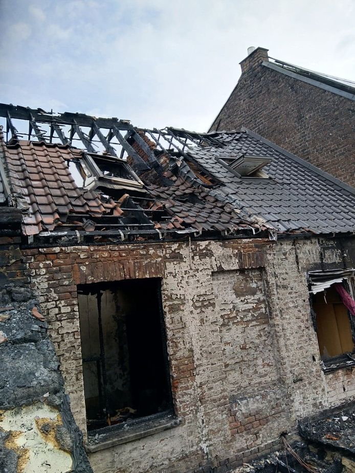 Twee woningen brandden volledig uit, een derde woning raakte zwaar beschadigd.