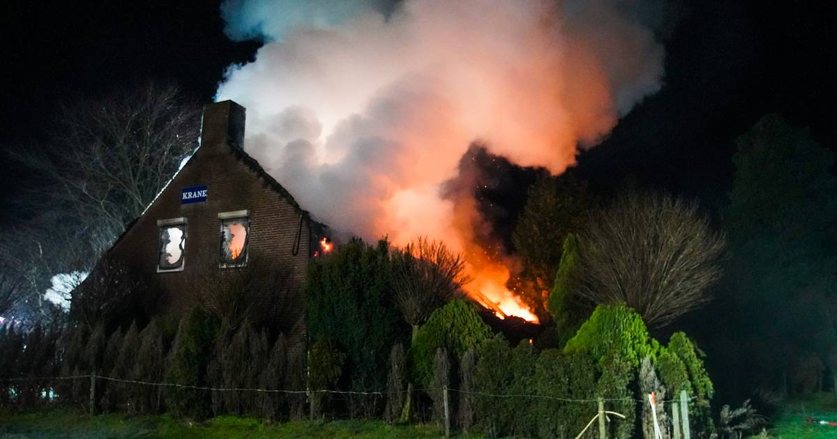 Uitslaande brand verwoest woning in Sterksel, bewoner met snijwonden naar ziekenhuis: ‘Totale chaos,