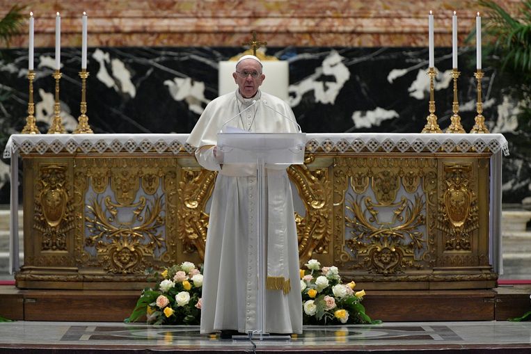 Paus Franciscus in een vrijwel lege Sint Pieter. Beeld Vaticaan via Reuters