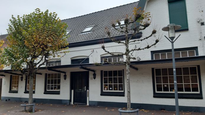 De karakteristieken voorgevel van De Tussenpauz aan de Kerkstraat in Bavel.