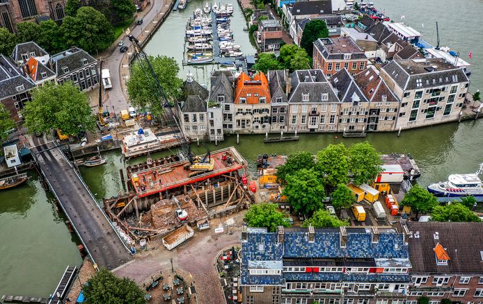 De renovatie van de Engelenburgerbrug in Dordrecht gezien vanuit de lucht. Links in beeld de noodbrug, in het midden de damwanden in het water. Onderin de terrassen van Lef en Finn’s.