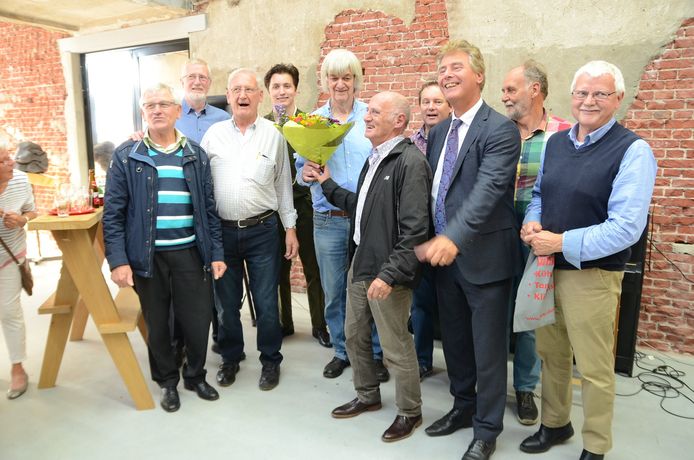 In 2018 ontvingen vrijwilligers achter de stoommachine van KVL de Monumentenprijs, die werd overhandigd door wethouder Peter Smit (derde van rechts).