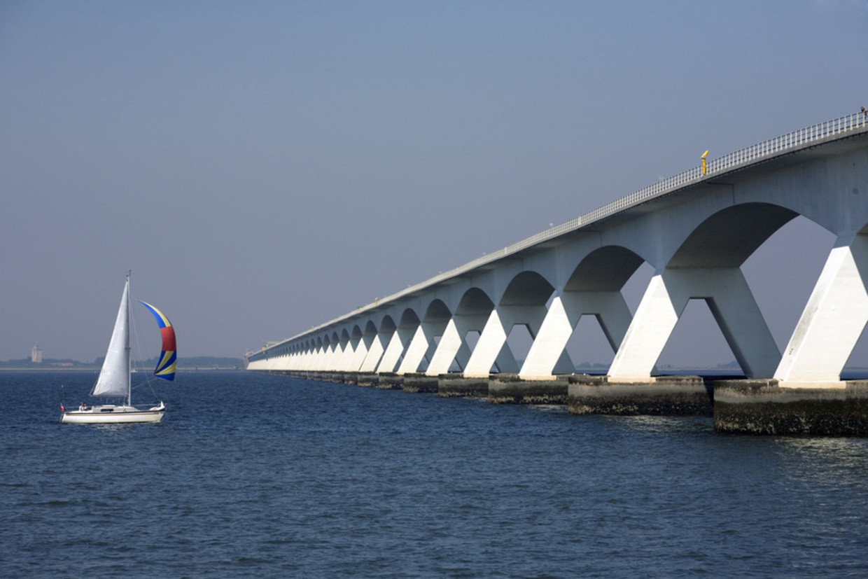 Zeelandbrug tussen Noord-Beveland en Schouwen-Duiveland, gezien vanaf Colijnsplaat.