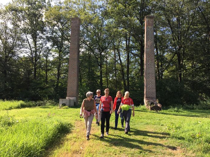Wandelaars op de Bleekweide bij Winterswijk, waar vroeger textiel werd gedroogd.