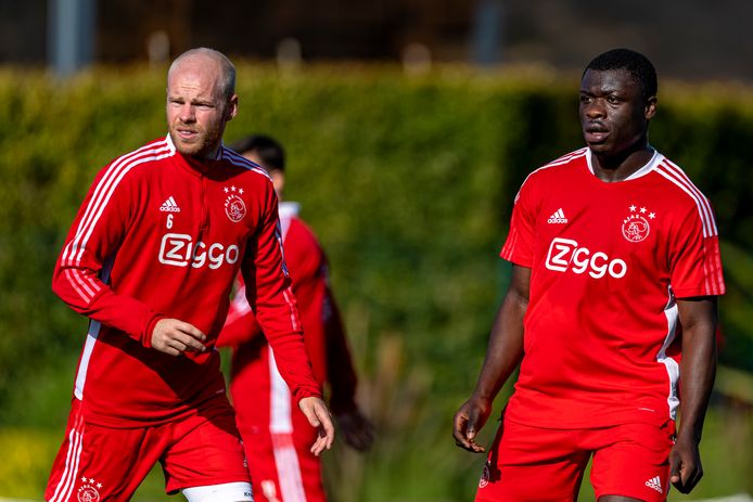 Brian Brobbey (rechts) zal zondag tegen FC Utrecht vermoedelijk direct in de basis staan bij Ajax.