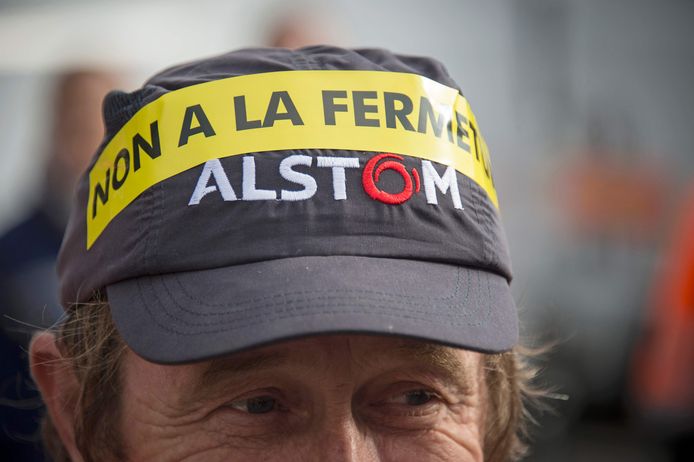 "Nee aan de sluiting" staat op de pet van deze man tijdens een demonstratie vandaag in Belfort, waar de wieg van treinbouwer Alstom staat. Door een gebrek aan orders wou de Alstom-top de fabriek in Belfort opdoeken.