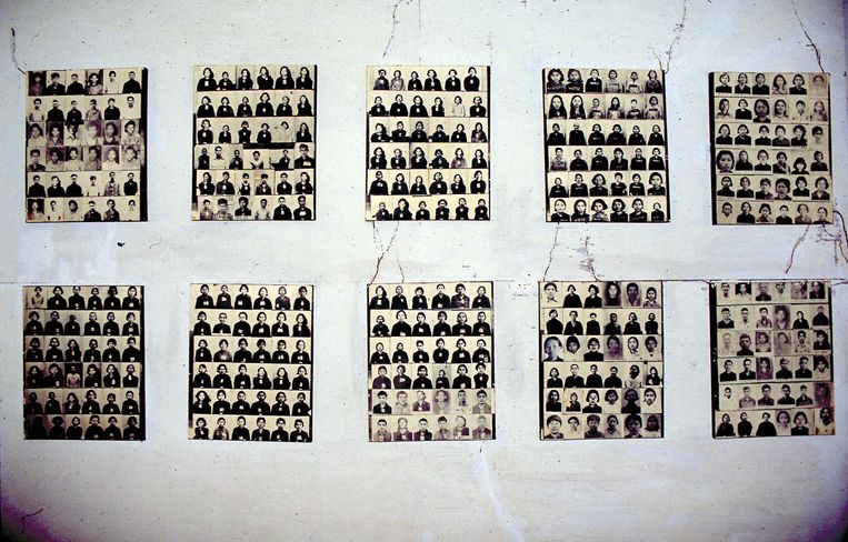 Portretten van burgers gedood door de Rode Khmers in de jaren zeventig in Cambodja, tentoongesteld in de 'Tuol Sleng', een voormalige gevangenis omgevormd tot museum van genocide. Beeld Roger Viollet via Getty Images