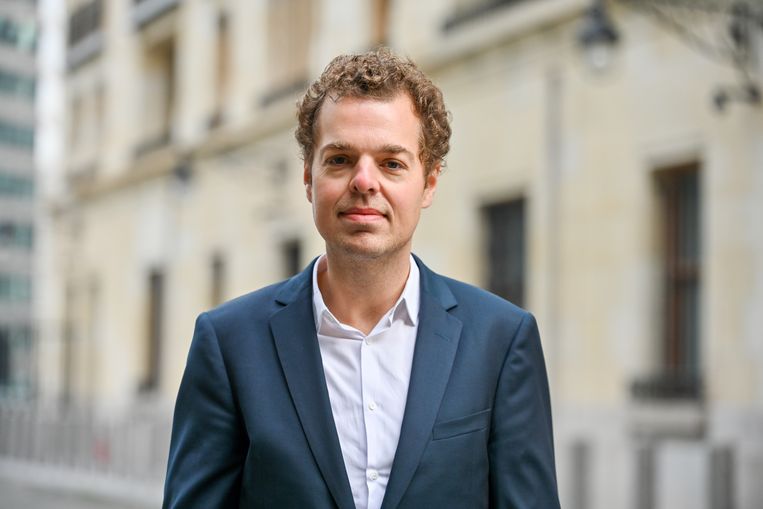 Coronacommissaris Pedro Facon kampte in zijn jeugd met overgewicht: 'Zwemmen is mijn favoriete sport, maar ik wou niet meer naar het zwembad omdat ik mijn lichaam niet durfde te tonen. Mensen onderschatten echt de barrières.' Beeld F.Andrieu / Agence Peps