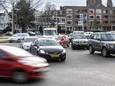 Nu al is het regelmatig filerijden op Keizer Karelplein en de singels. Om te voorkomen dat Nijmegen de komende jaren helemaal ‘dichtslibt’, wil de gemeente inwoners verleiden steeds meer zonder auto te leven.