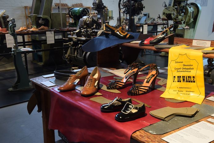 Stadsmuseum Eperon d Or tikt opnieuw unieke collectie van meer dan honderd paar schoenen op de kop Voorraad gekregen van bekende schoenenzaak uit Everbeek Izegem hln.be
